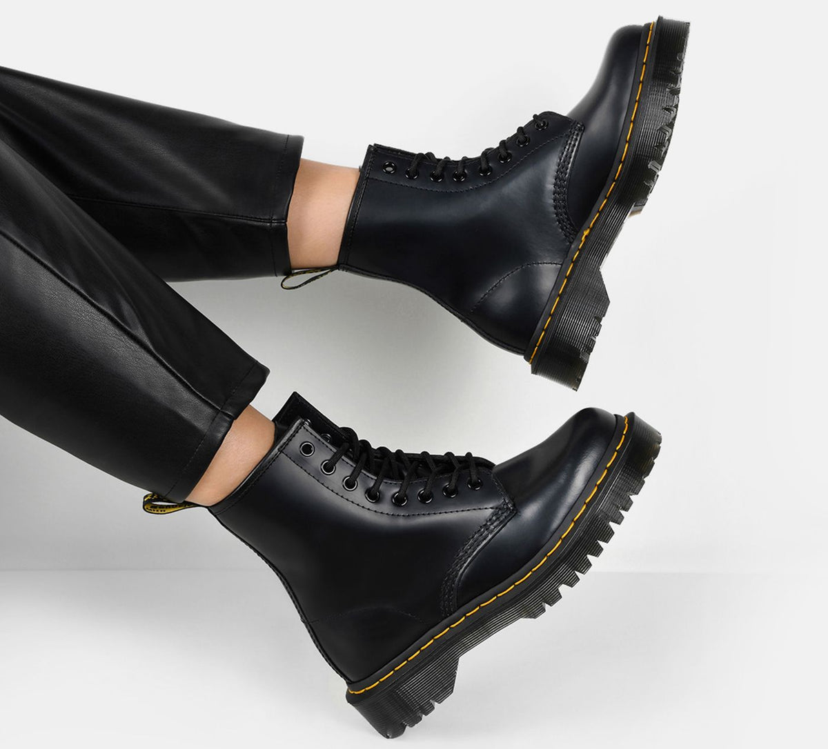 DR. MARTENS BOTTESPLATEFORME1460BEX en NOIR vue 1c