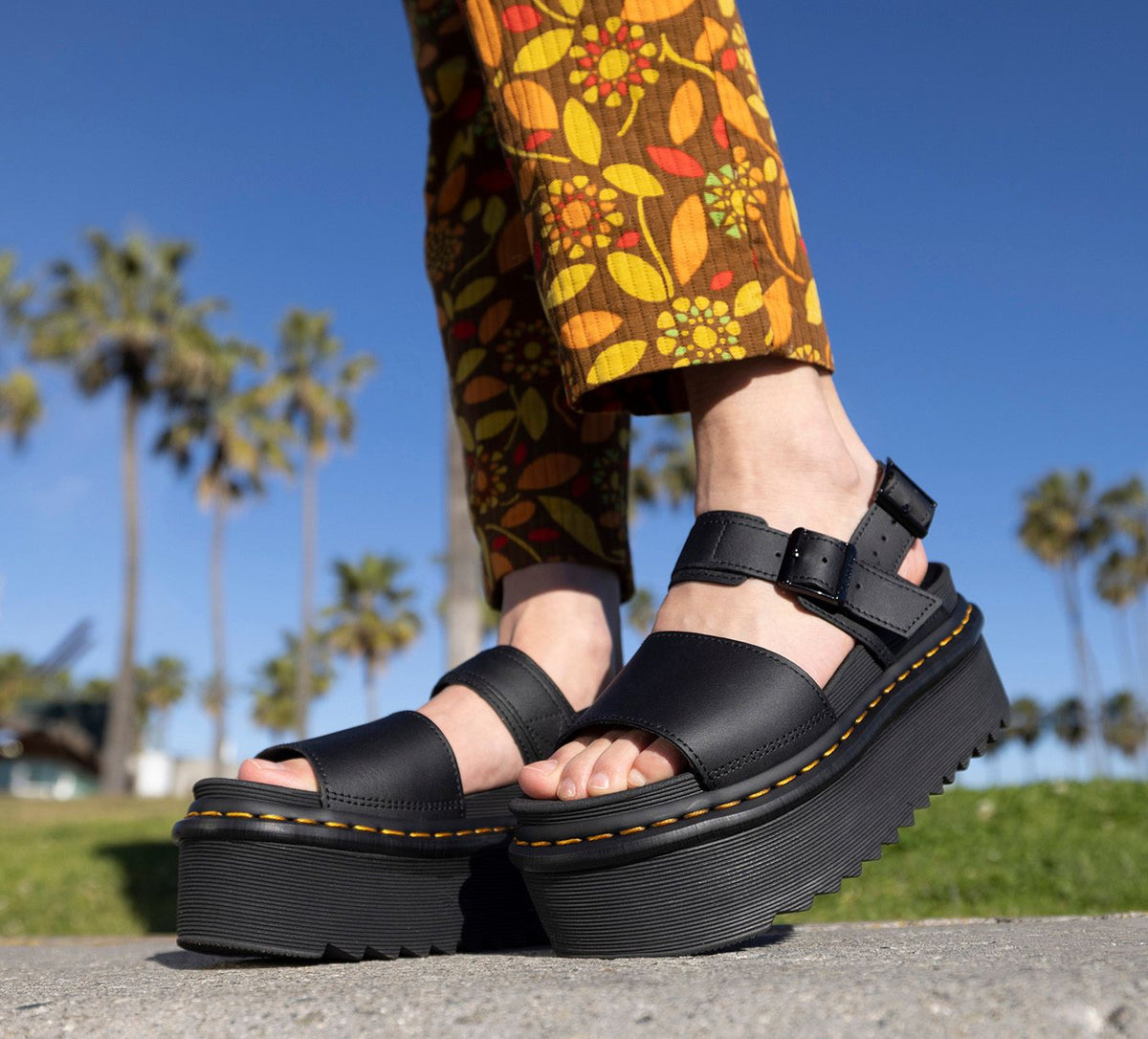 DR. MARTENS VOSSQUAD in BLACK view 7