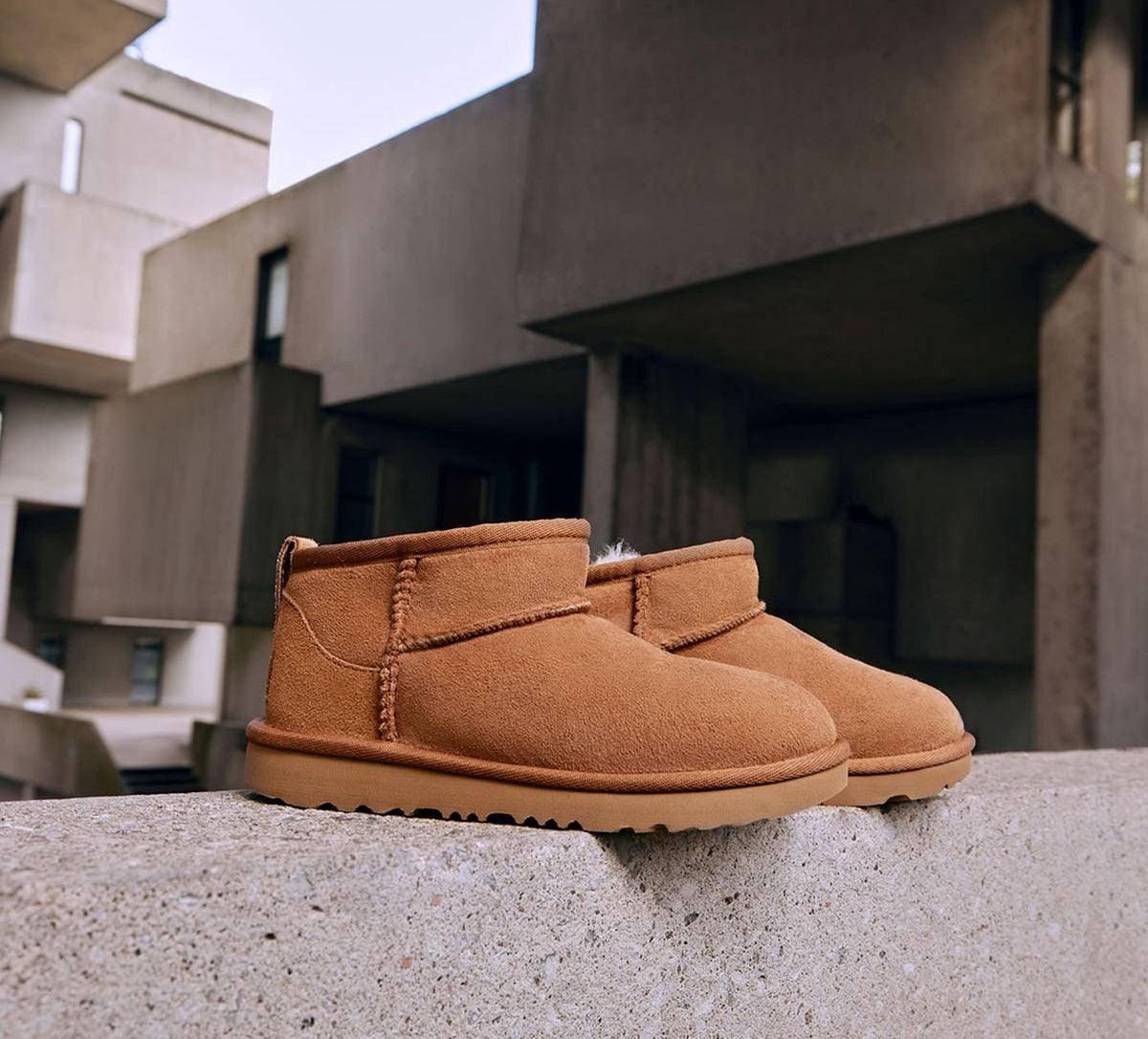 UGG CLASSICULTRAMINI en TAN vue 1c