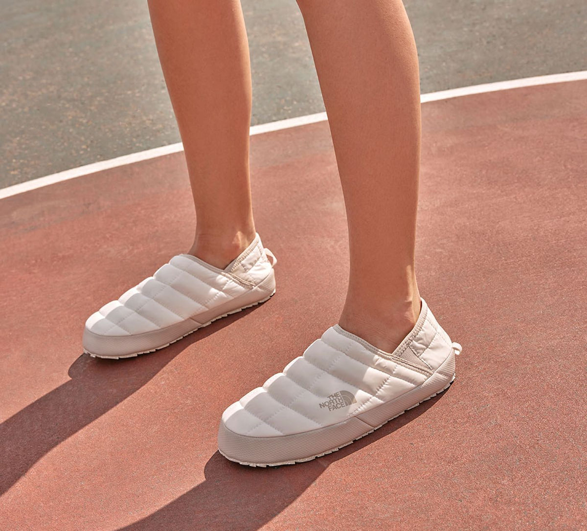 THE NORTH FACE THERMOBALLTRACTIONMULEV in WHITE view 1c