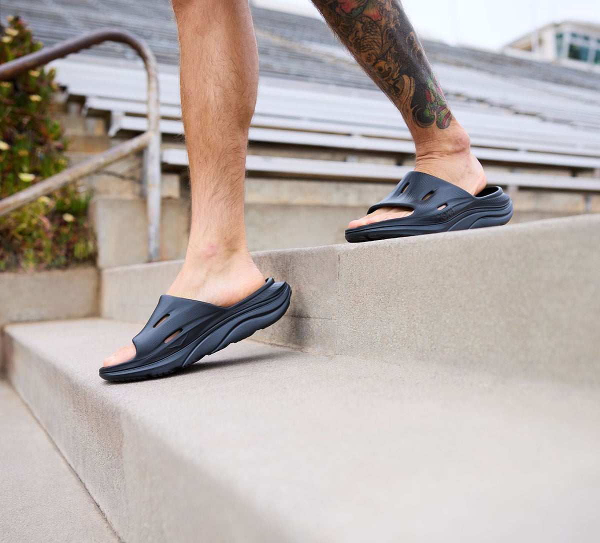 HOKA ORARECOVERYSLIDE3 in BLACK view 6