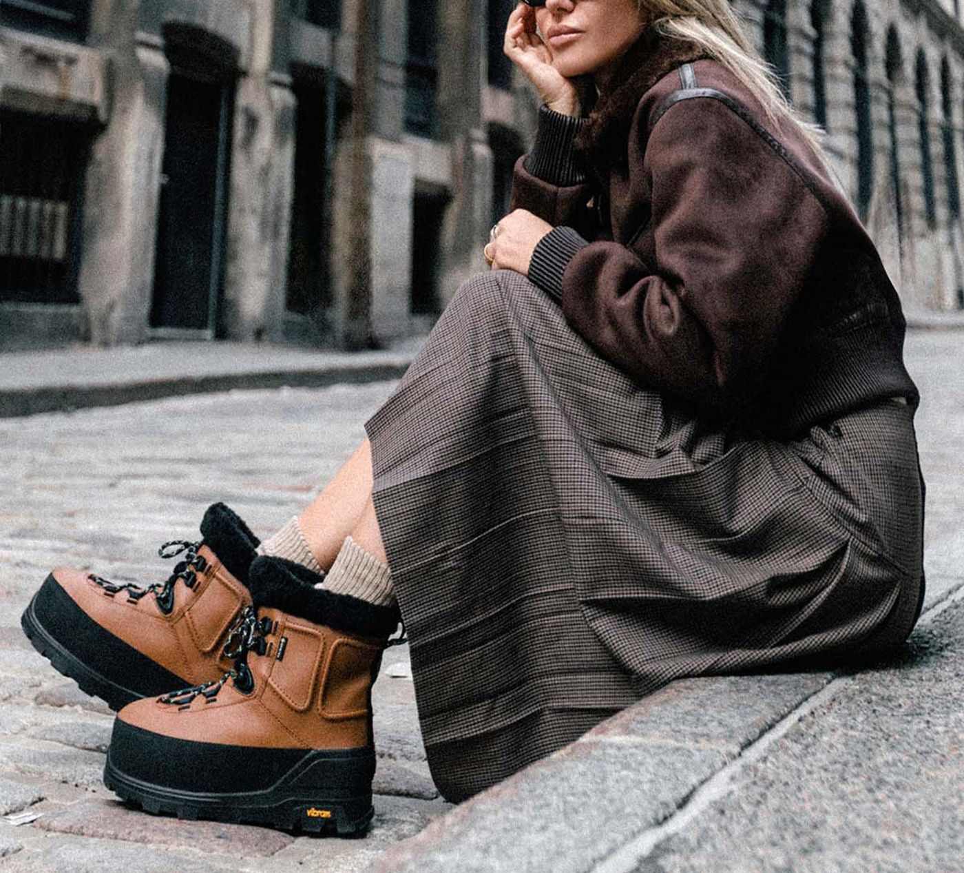 UGG BOTTEMOYENNESHASTA en TAN vue 6