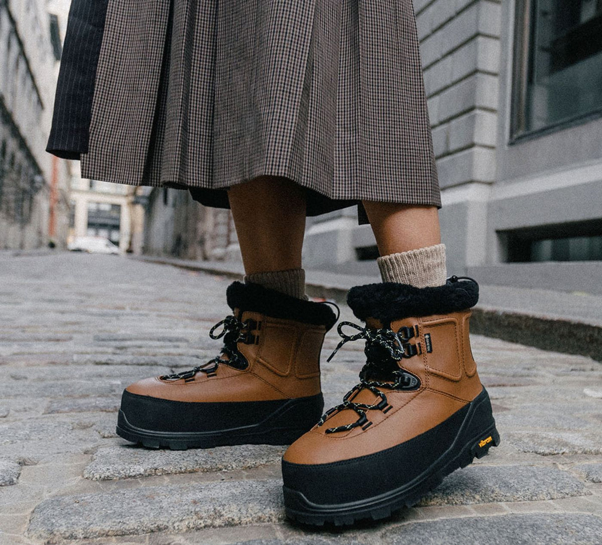 UGG BOTTEMOYENNESHASTA en TAN vue 7