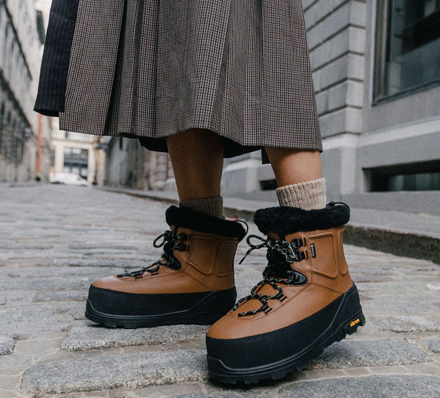 UGG BOTTEMOYENNESHASTA en TAN vue 7
