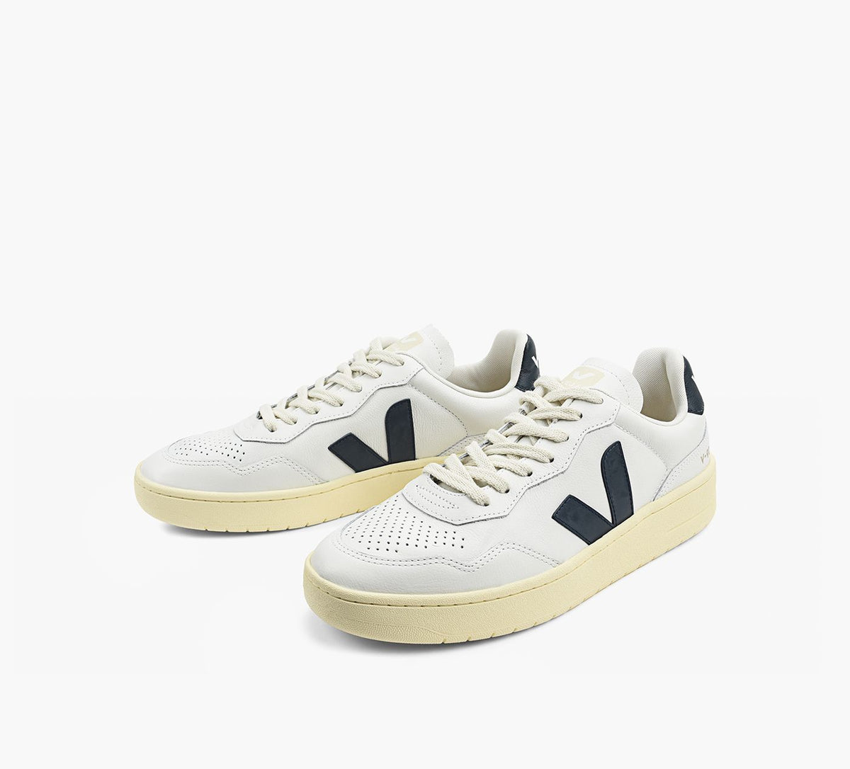 VEJA V90 in WHITE view 4