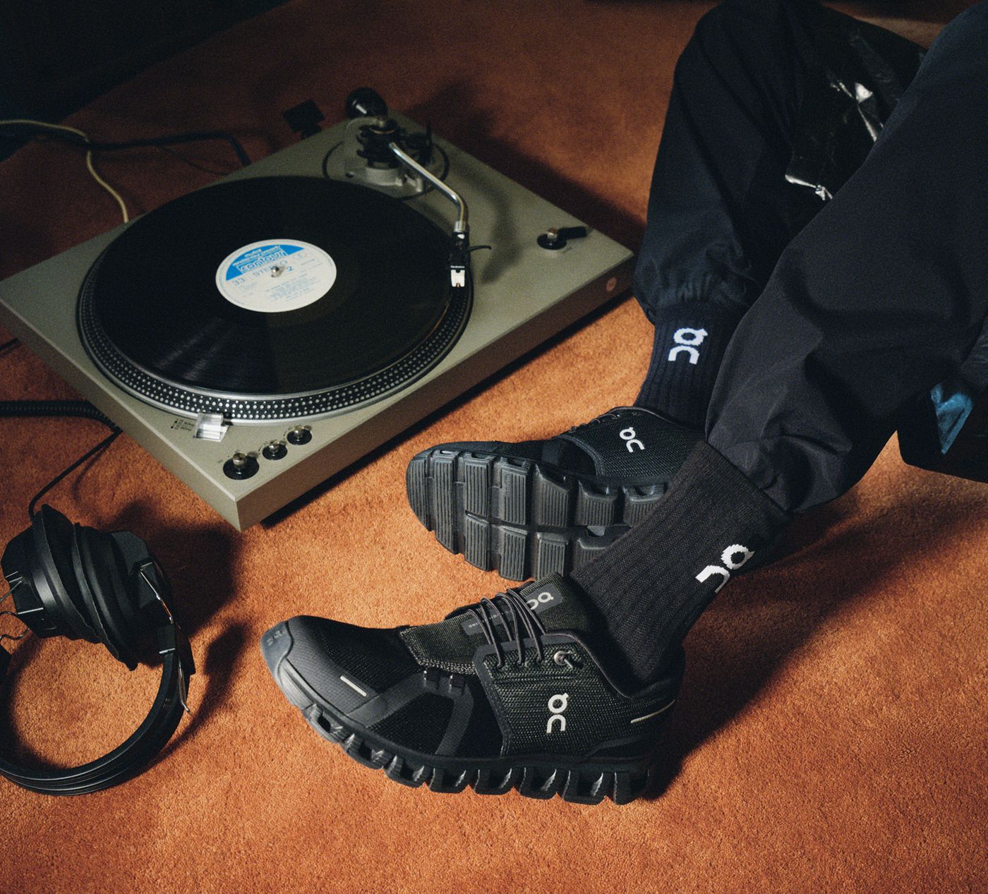 ON CLOUD6 in BLACK view 7
