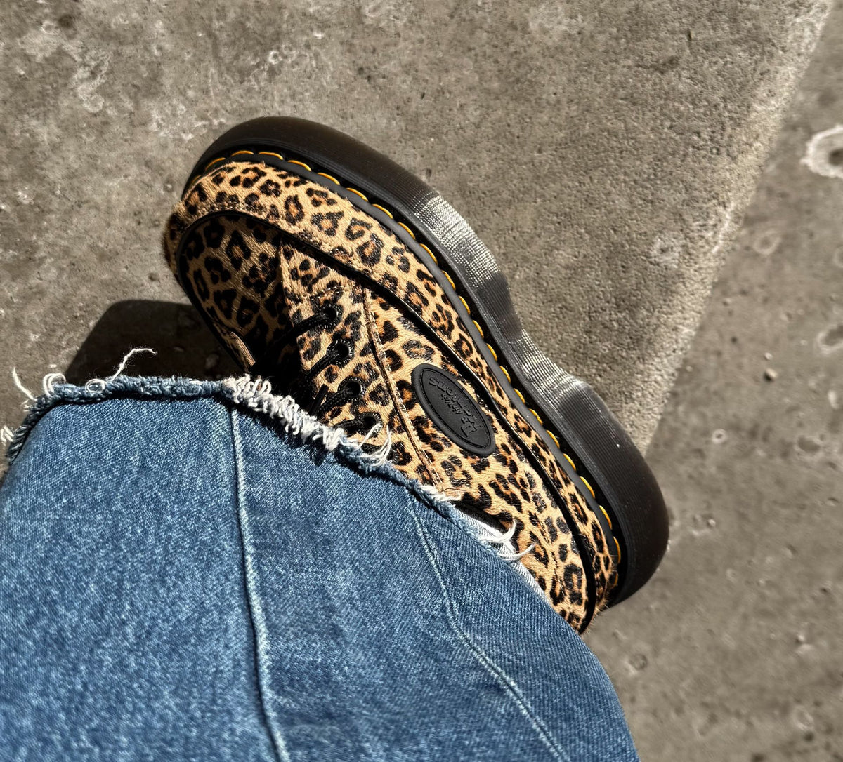 DR. MARTENS BUZZ5EYE in TAN view 7