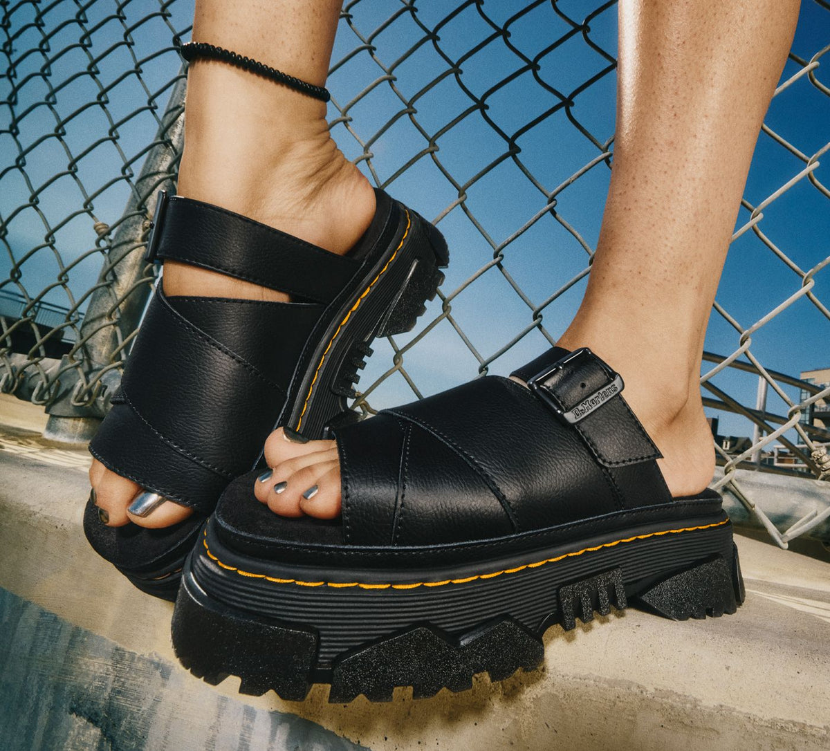 DR. MARTENS SANDALEMATTISON en NOIR vue 1c