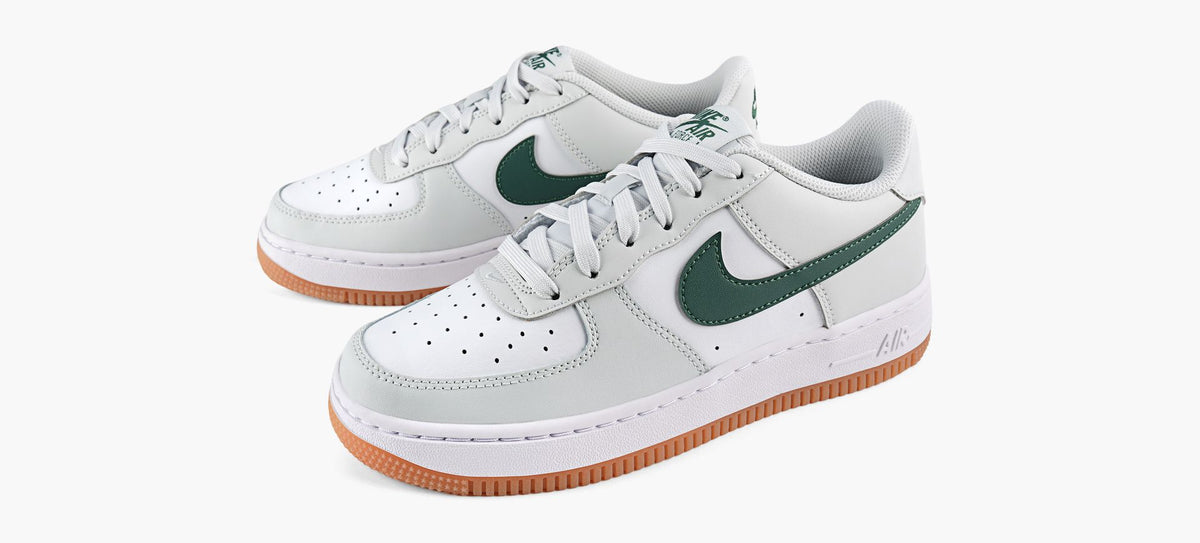 NIKE BASKETSAIRFORCE1 en GRIS vue 4