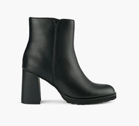 LA CANADIENNE MAGGIE in BLACK