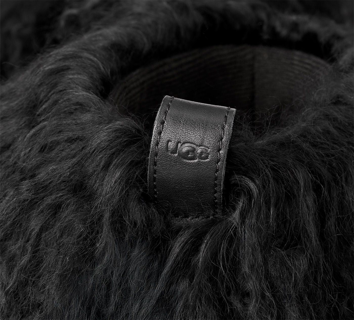 UGG BOTTECOURTECLASSICFLUFFMOMMAMONGOLIAN en NOIR vue 7