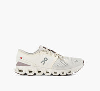 ON CLOUDX4 in WHITE