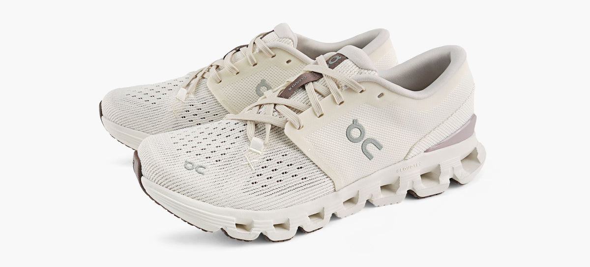 ON CLOUDX4 in WHITE view 4