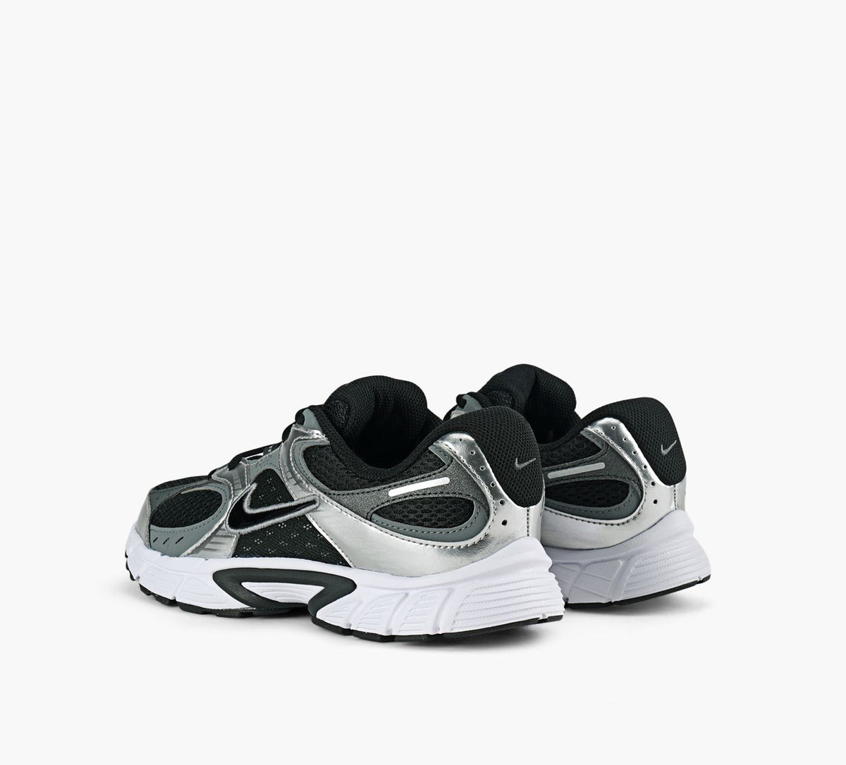 NIKE V5RUNNER in BLACK view 3