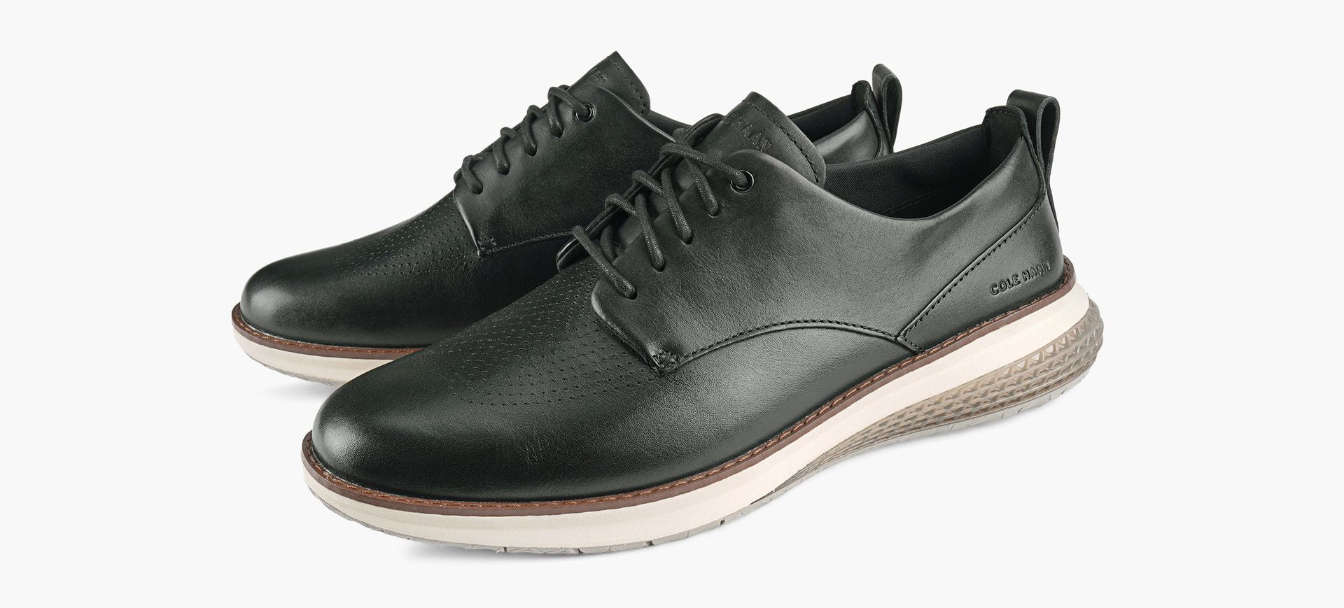 COLE HAAN ORIGINALGRANDENERGYWEAVEPERFORATEDPLAINTOEOXF in BLACK view 4