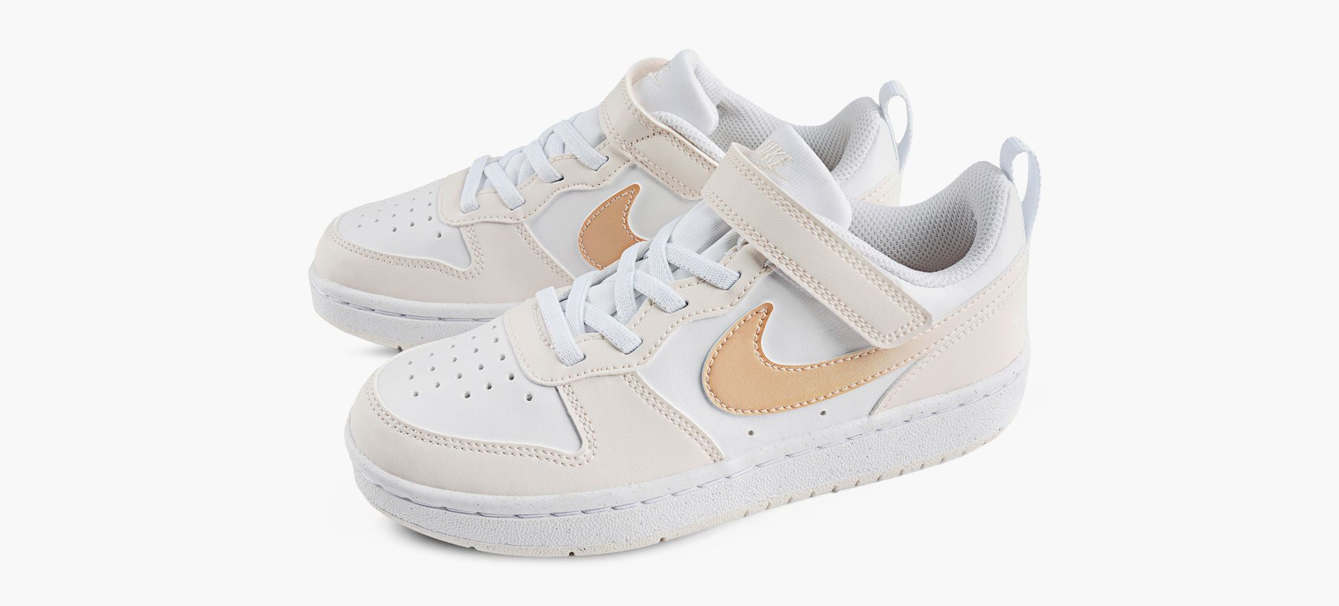 NIKE BASKETCOURTBOROUGHLOWBBALL en BLANC vue 4