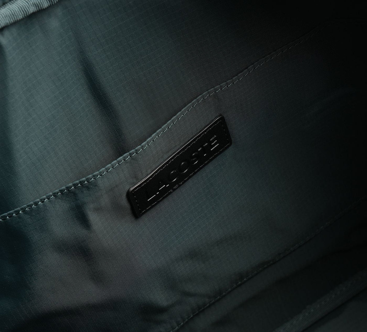 LACOSTE SacpourordinateurportableencuirMonogram en NOIR vue 3