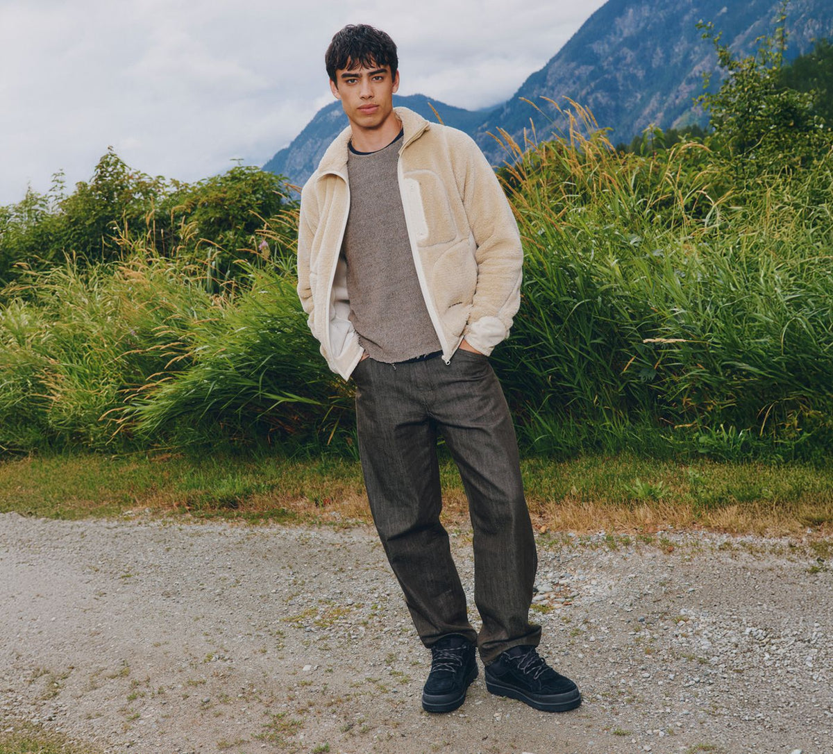UGG LOWMELGUARDGTX in BLACK view 9