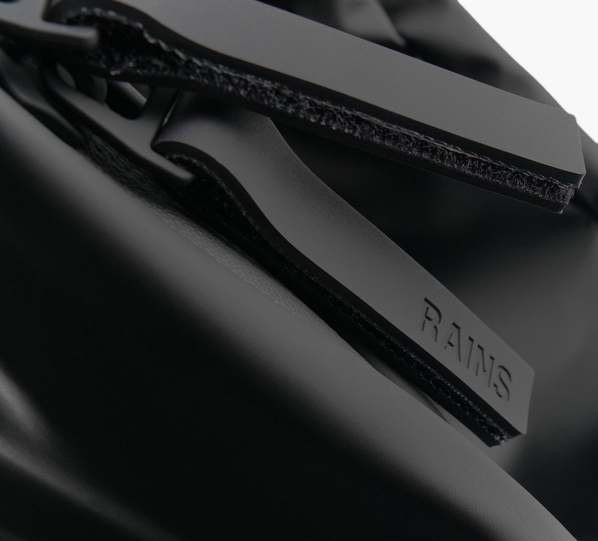 RAINS DASHBUMBAG in BLACK view 3