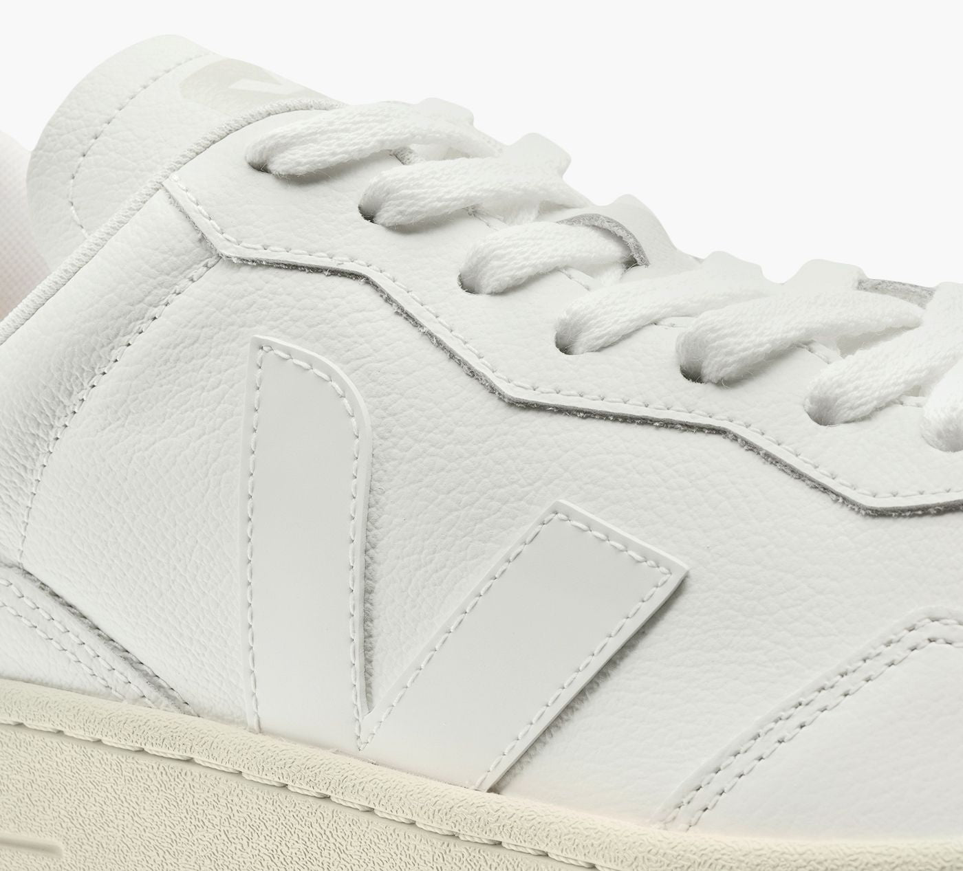 VEJA V90 in WHITE view 1b