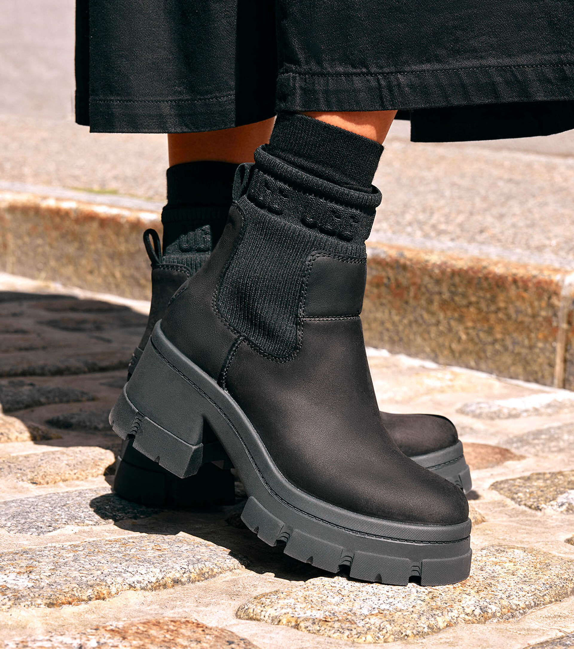 UGG BROOKLYN CHELSEA Black Leather Browns Shoes